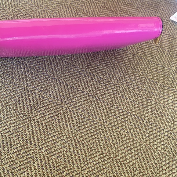 Tory Burch wallet zipper has no pull other then that it in Guc. Minor scratch - Picture 6 of 6